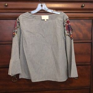 Skies are Blue Women’s Top size small